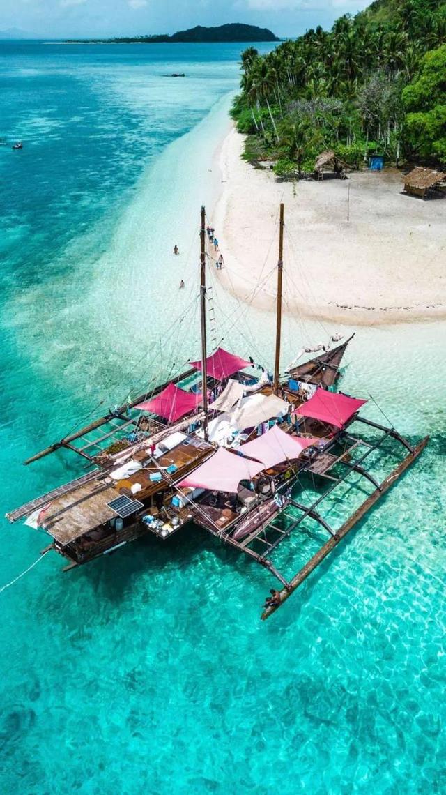 50张难得一见图片：沙漠挑山工，老年人化妆重要性，日出遇到日食