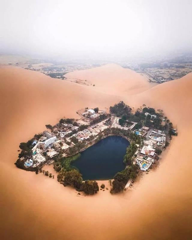 50张难得一见图片：沙漠挑山工，老年人化妆重要性，日出遇到日食