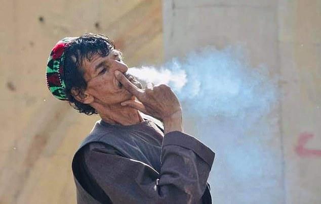 阿富汗喜剧演员惨遭处死，临死前，行刑的士兵都被他逗笑了