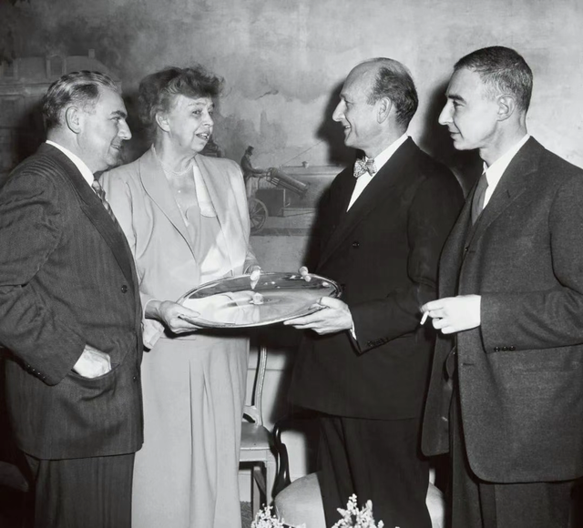 “原子弹之父”奥本海默：灾难降临的时候，没有人是一座孤岛