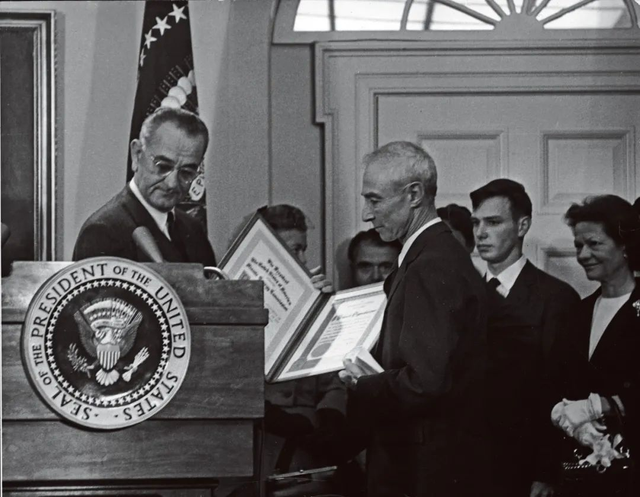 “原子弹之父”奥本海默：灾难降临的时候，没有人是一座孤岛