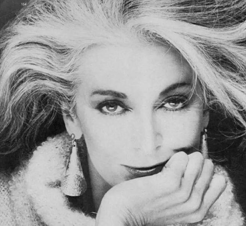 超模卡门：77岁被骗光积蓄，83岁仍有性生活，91岁双腿依旧迷人