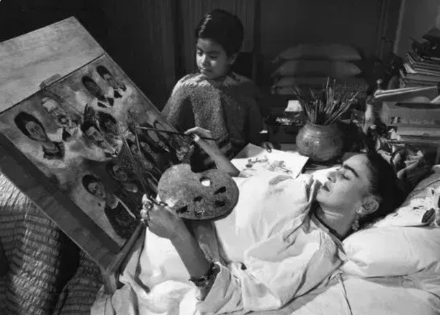 传奇女画家弗里达：命运以痛吻我，我要画我自己