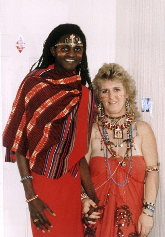 英国女子对土著战士一见钟情，离婚跟他喝牛血！结婚后，他却变了