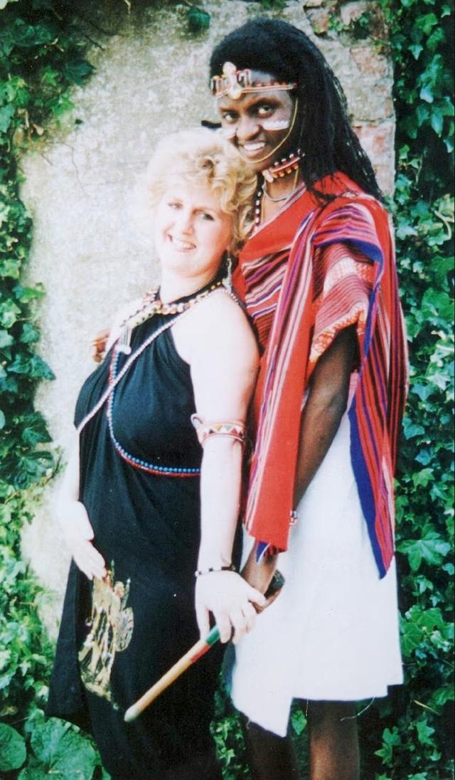 英国女子对土著战士一见钟情，离婚跟他喝牛血！结婚后，他却变了