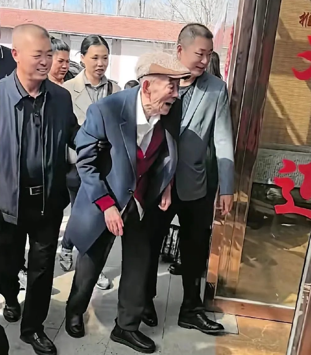 上午剪彩下午离世？杨少华家人遭网暴，或有其他隐情