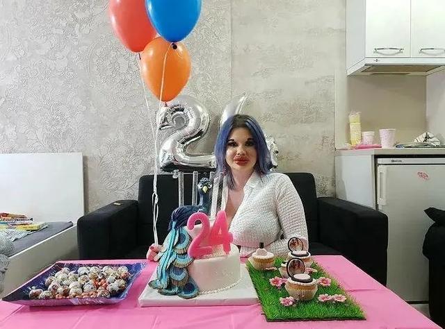 妹子丰唇27次，香肠嘴已经不足以形容了！疯狂到一天打6针