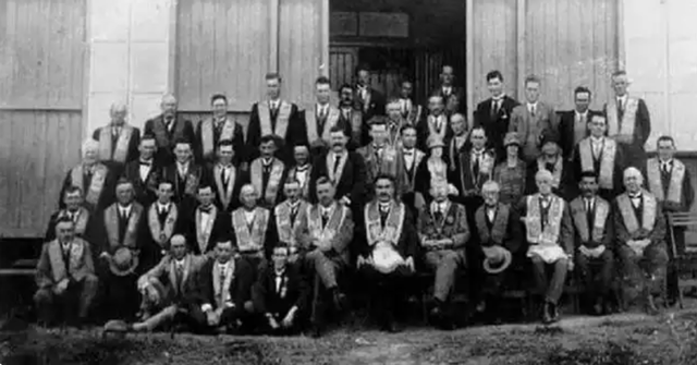 肯尼迪的杀身之祸——推行白银券，摆脱共济会犹太财团的控制！