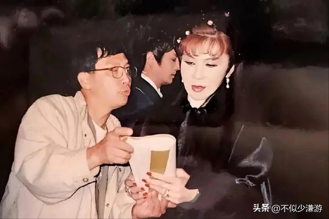 一身赘肉、满脸褶子，还要扎麻花辫双马尾强演少女，真是老不自知