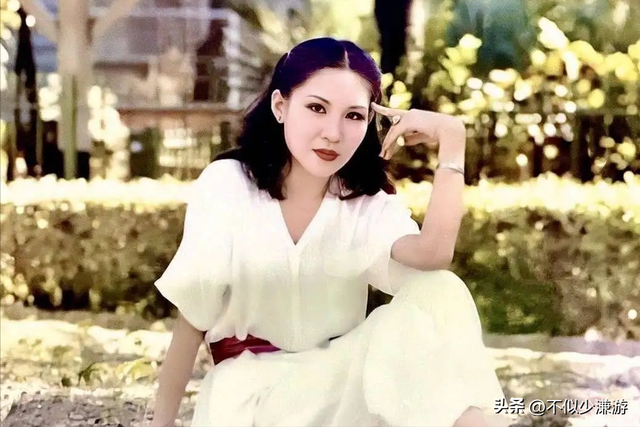 一身赘肉、满脸褶子，还要扎麻花辫双马尾强演少女，真是老不自知