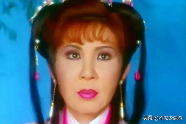 一身赘肉、满脸褶子，还要扎麻花辫双马尾强演少女，真是老不自知