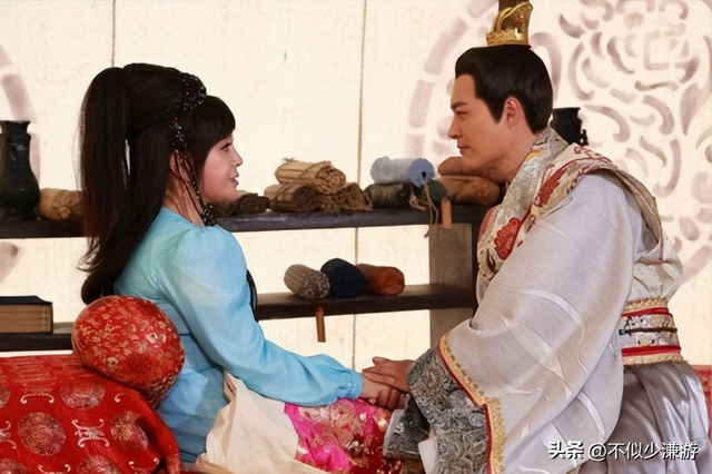 一身赘肉、满脸褶子，还要扎麻花辫双马尾强演少女，真是老不自知