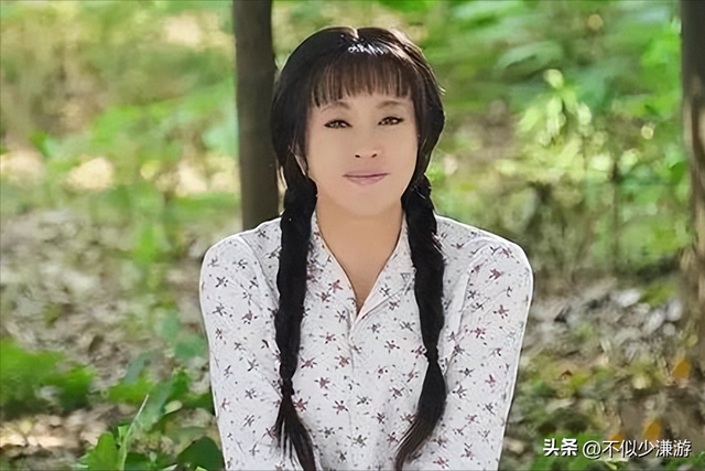 一身赘肉、满脸褶子，还要扎麻花辫双马尾强演少女，真是老不自知