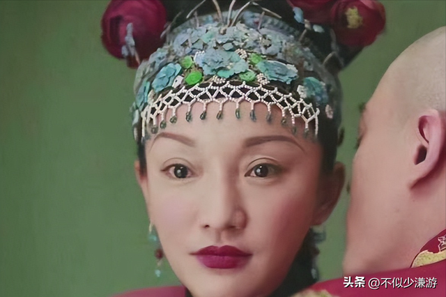 一身赘肉、满脸褶子，还要扎麻花辫双马尾强演少女，真是老不自知