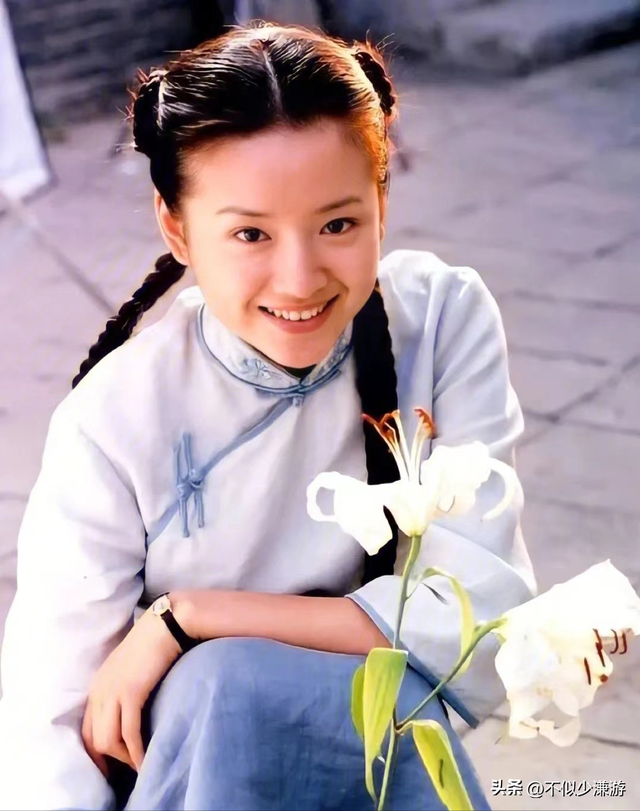 一身赘肉、满脸褶子，还要扎麻花辫双马尾强演少女，真是老不自知