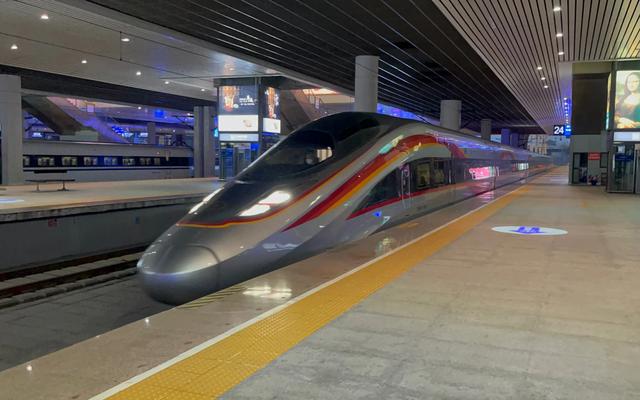兰州西站始发最猛的一趟高铁，2700公里上午发车下午到