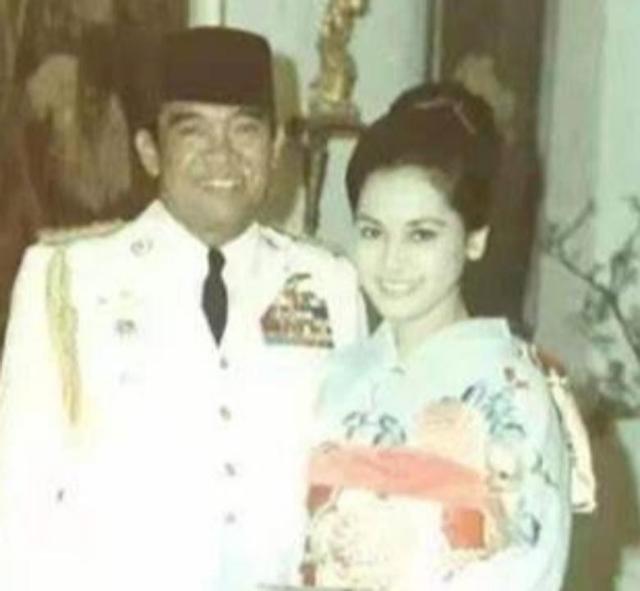 从风尘女子到总统夫人，年过半百拍全裸写真，她将人生活成了传奇