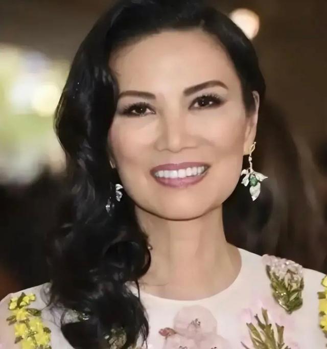 睡完首富睡总统！从厂妹到顶级名媛，靠男人捞到268亿，她凭啥？