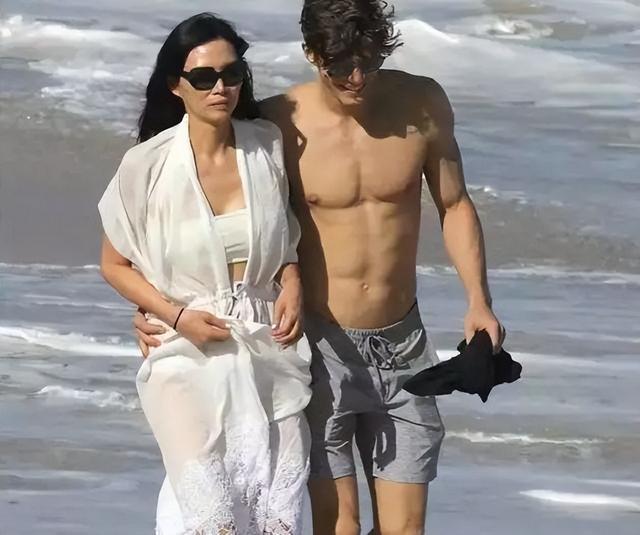 睡完首富睡总统！从厂妹到顶级名媛，靠男人捞到268亿，她凭啥？