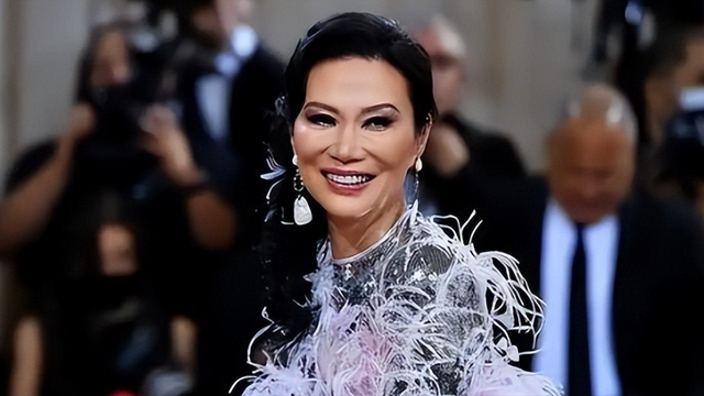 睡完首富睡总统！从厂妹到顶级名媛，靠男人捞到268亿，她凭啥？