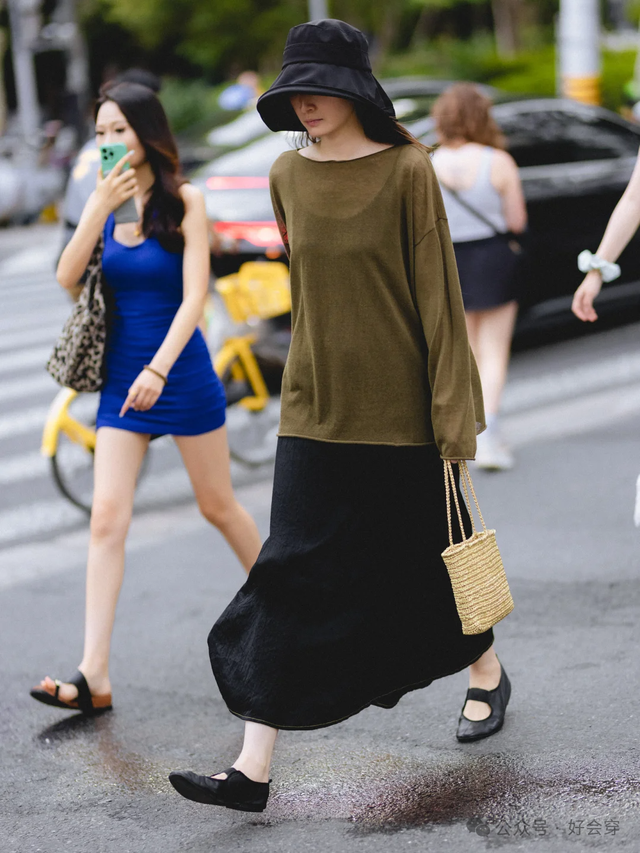 被上海街拍惊艳到了！满大街都是“白开水”穿搭，干净显白又高级
