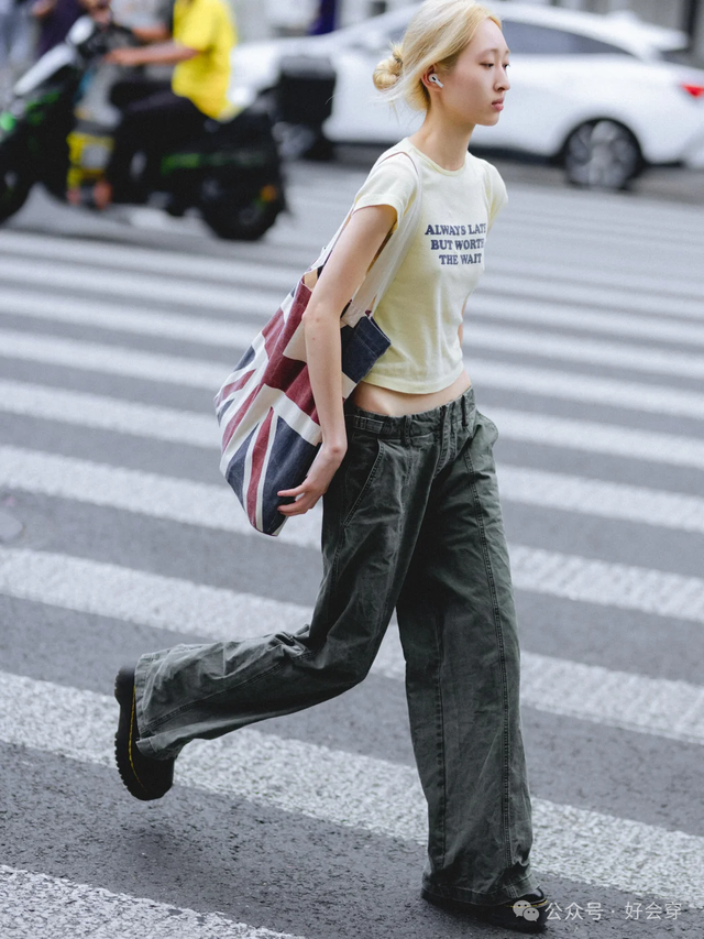 被上海街拍惊艳到了！满大街都是“白开水”穿搭，干净显白又高级