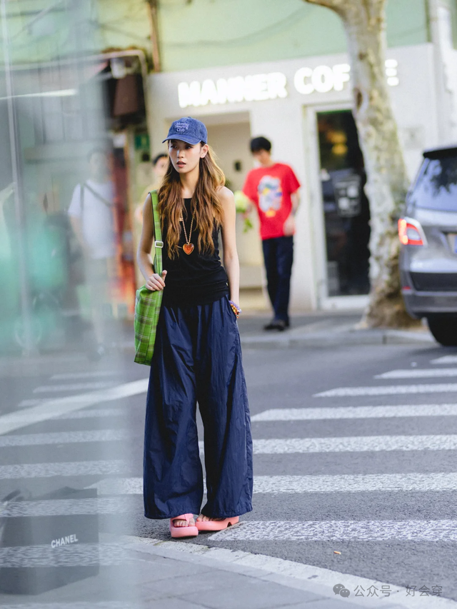 被上海街拍惊艳到了！满大街都是“白开水”穿搭，干净显白又高级