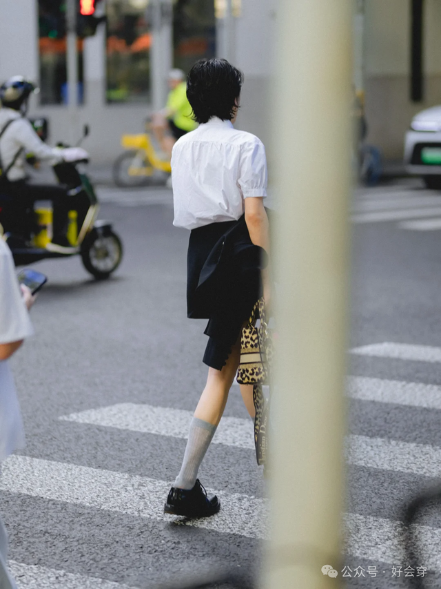 被上海街拍惊艳到了！满大街都是“白开水”穿搭，干净显白又高级