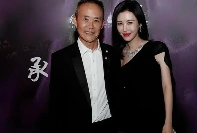 都说英雄难过美人关，74岁的王石，这辈子就栽在田朴珺身上